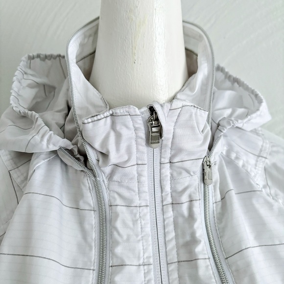 EUC Athleta White Gray Striped Windbreaker Hooded Jacket Size XSmall Thumbholes - Picture 6 of 15